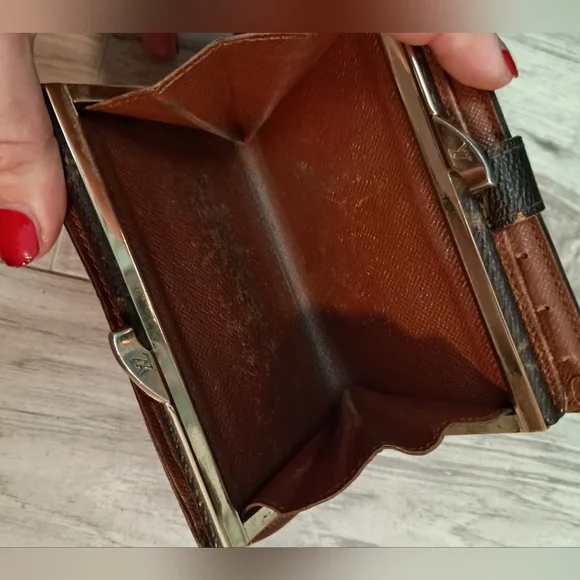 LOUIS VUITTON French Kisslock Wallet | Monogram - Picture 7 of 14